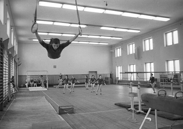 درس تربیت بدنی در سالن بدنسازی دانشگاه دولتی بلاروس، 1974
 - اسپوتنیک ایران  