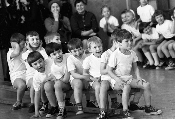 دانش آموزان مدرسه ای در شهر مسکو، 1974
 - اسپوتنیک ایران  