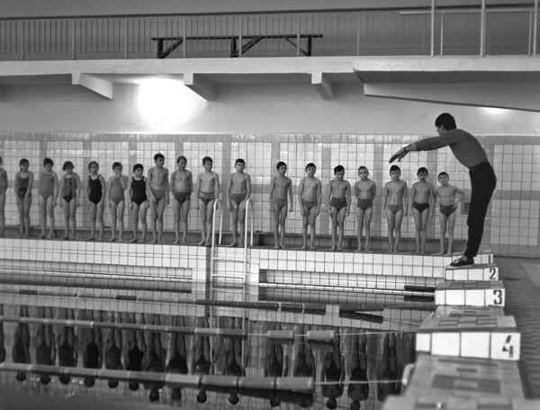 درس تربیت بدنی در یکی از مدارس شهر نووپلوتسک، 1974
 - اسپوتنیک ایران  