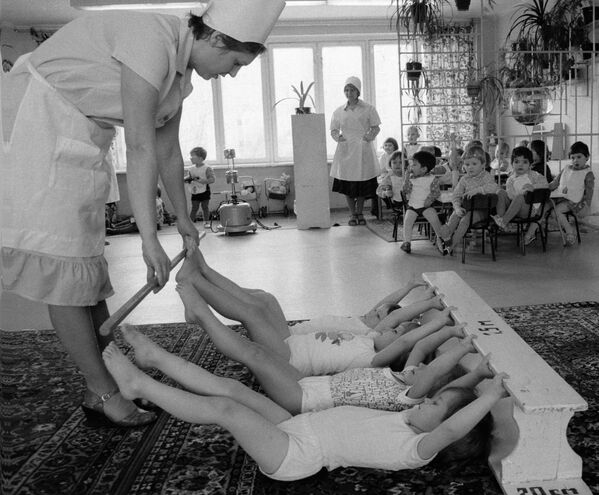 معلم درس تربیت بدنی با کودکان در مهد کودک، مسکو، 1982
 - اسپوتنیک ایران  