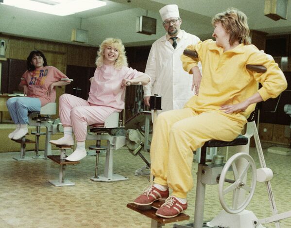رئیس مرکز سلامتی در پلی کلینیکی در سوچی بر کلاسهای بیماران در سالن ورزشی نظارت می کند، 1988
 - اسپوتنیک ایران  