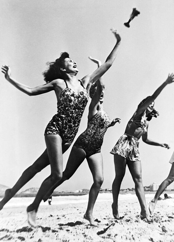 دختران مشغول بازی در ساحل ریودوژانیرو در سال ۱۹۴۶ - اسپوتنیک ایران  