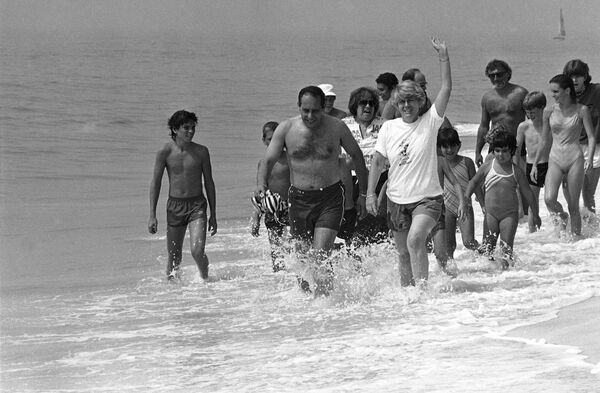سیاست مدار آمریکایی جرالدین فرارو در ساحل در سال ۱۹۸۴ - اسپوتنیک ایران  