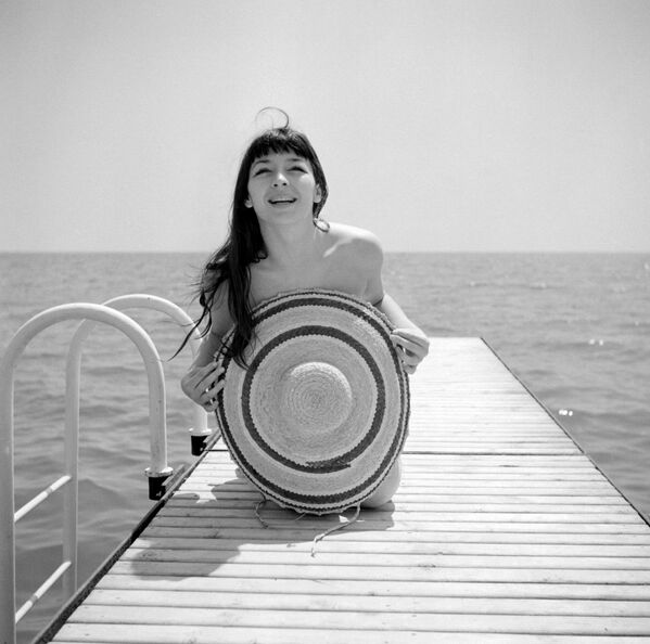 خواننده فرانسوی ژولیت گرکو در ساحل دریا در سال ۱۹۵۱ - اسپوتنیک ایران  