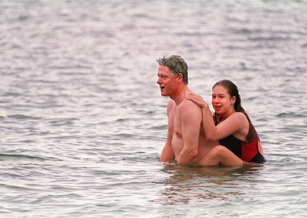 بیل کلینتون رئیس جمهور سابق آمریکا با دخترش در گنولولا در سال ۱۹۹۳ - اسپوتنیک ایران  