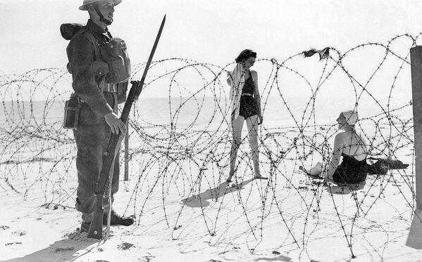 دختری در ساحل و سربازی در ساحل انگلیس در سال ۱۹۴۰ - اسپوتنیک ایران  