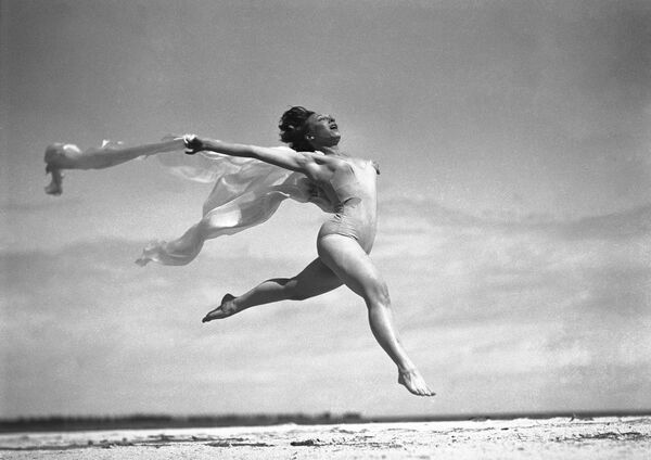 سالی رند هنرپیشه و رقاص در ساحل فلوریدا در سال ۱۹۳۶ - اسپوتنیک ایران  