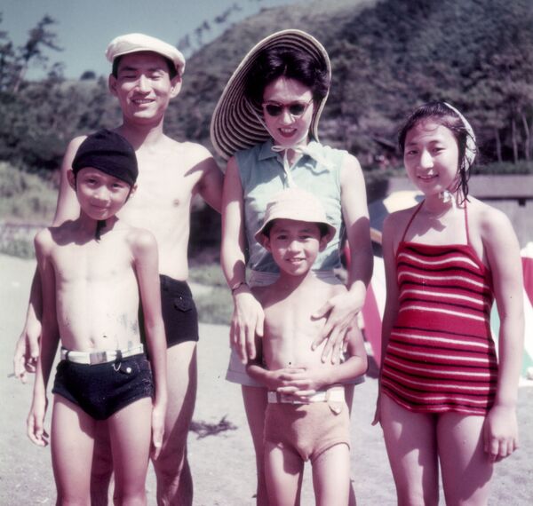 نخست وزیر سابق ژاپن یوکیو هاتویاما به همراه خانواده در ساحل دریا سال ۱۹۵۰ - اسپوتنیک ایران  