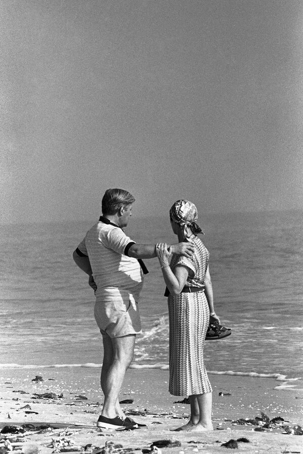 صدراعظم سابق آلمان هلموت اشمیت با همسرش در ساحل فلوریدا در سال ۱۹۸۱ - اسپوتنیک ایران  