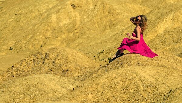 زنی در منطقه معدن روباز بارنیتسکی در استان لنینگراد حمام آفتاب می گیرد - اسپوتنیک ایران  