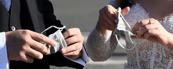 برگزاری مراسم پرجمعیت ترحیم و عروسی ، دلیل اصلی شیوع کرونا در کردستان ایران  - اسپوتنیک ایران  