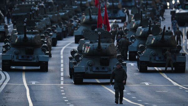 تجهیزات نظامی ارتش روسیه در خیابان تورسکایا، پیش از آغاز تمرینات شبانه برای رژه پیروزی در مسکو - اسپوتنیک ایران  