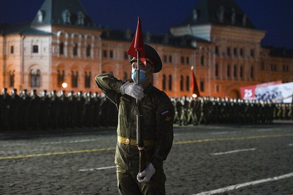 تمریمات شبانه نیروهای نظامی ارتش روسیه برای رژه هفتاد و پنجمین سال پیروزی درمیدان سرخ مسکو - اسپوتنیک ایران  