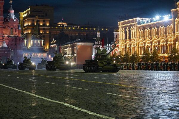 تمریمات شبانه نیروهای نظامی ارتش روسیه برای رژه هفتاد و پنجمین سال پیروزی درمیدان سرخ مسکو - اسپوتنیک ایران  