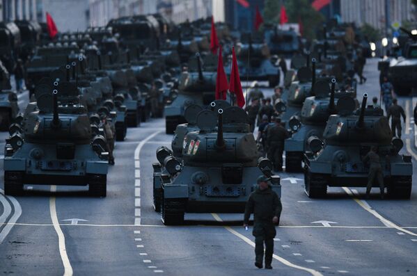 تجهیزات نظامی ارتش روسیه، پیش از آغاز تمرینات شبانه برای رژه پیروزی در مسکو - اسپوتنیک ایران  