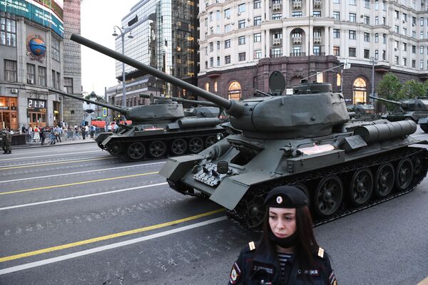 تجهیزات نظامی ارتش روسیه در خیابان تورسکایا، پیش از آغاز تمرینات شبانه برای رژه پیروزی در مسکو - اسپوتنیک ایران  