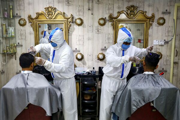 آرایشگران با لباس های مخصوص در آرایشگاهی در بنگلادش - اسپوتنیک ایران  