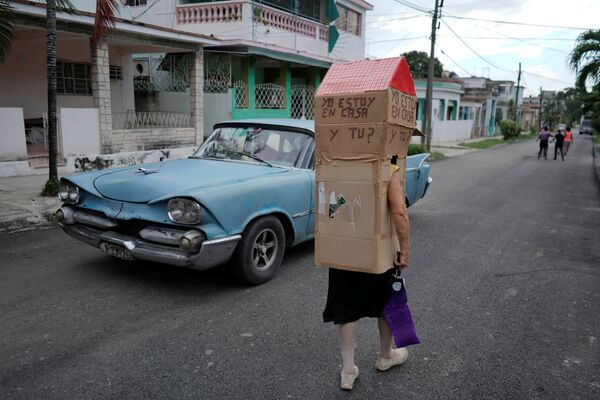 زنی با لباس مخصوص از کارتن برای دفاع از خود در مقابل ویروس کرونا در کوبا - اسپوتنیک ایران  