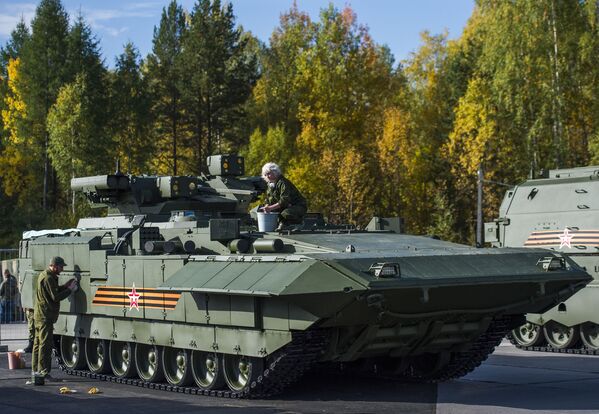 آماده سازی  خودروهای جنگی  « ت-15»   و تانک « آرماتا»  برای  نمایش در دهمین نمایشگاه  بین المللی Russia Arms EXPO 2015 - اسپوتنیک ایران  