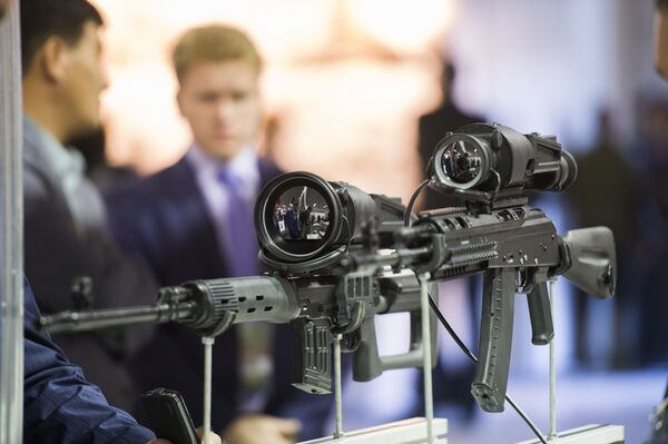 نمونه های  تسلیحات  مدرن نوری در دهمین نمایشگاه  بین المللی Russia Arms EXPO 2015 - اسپوتنیک ایران  