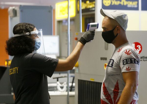 مسافر با ماسک در فرودگاه بریسپل در کی یف - اسپوتنیک ایران  