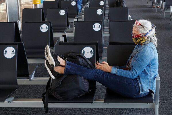 مسافر با ماسک در فرودگاه بین المللی بروکسل - اسپوتنیک ایران  