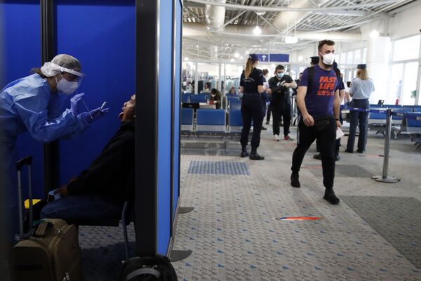 مسافران رسیده از قطر در فرودگاه آتن تست کرونا می دهند - اسپوتنیک ایران  