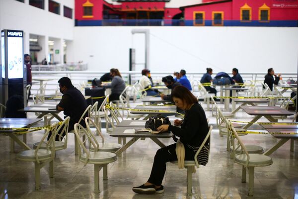 فاصله اجتماعی در سالن غذاخوری در فرودگاهی در مکزیک - اسپوتنیک ایران  