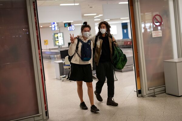 مسافران از آمستردام با ماسک در فرودگاه بین المللی آتن در یونان - اسپوتنیک ایران  