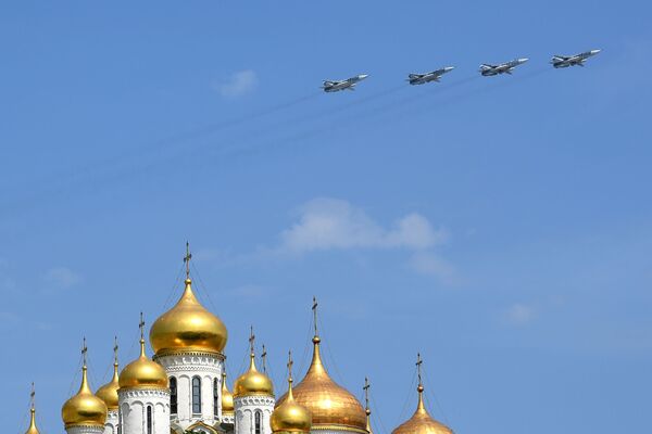  تمرین بزرگ رژه 75-مین سالگرد جنگ کبیر میهنی در مسکو
پرواز بمب‌افکن‌های سو -24 - اسپوتنیک ایران  