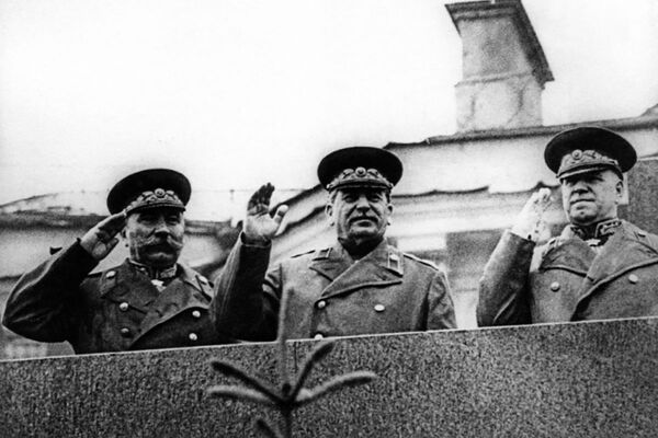 ژوزف استالین در حال تماشای رژه روز پیروزی در میدان سرخ در تاریخ ۲۴ ژوئن ۱۹۴۵ - اسپوتنیک ایران  