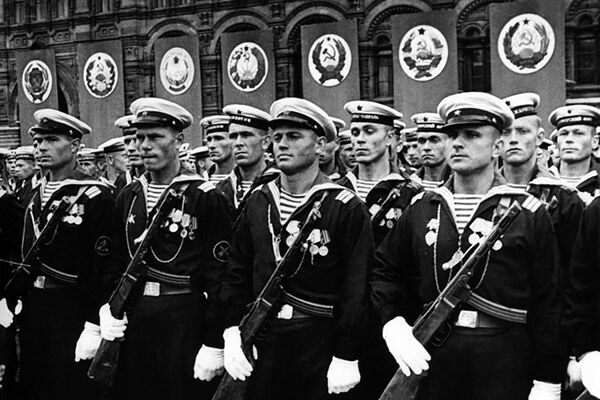 سربازان نیروی دریایی شوروی در رژه روز پیروزی - اسپوتنیک ایران  