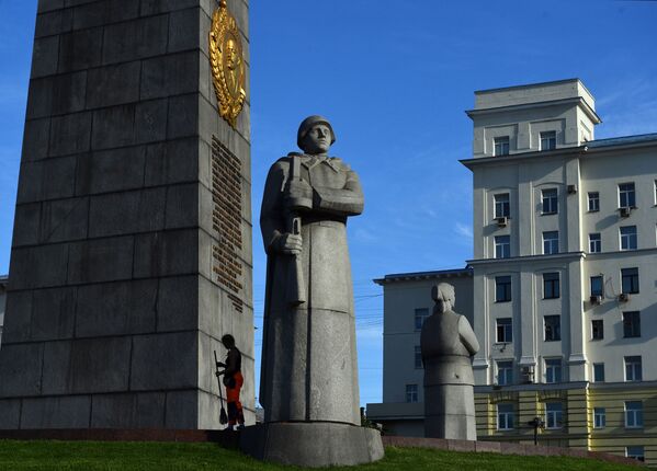 ستون هرمی شکل «مسکو-شهر قهرمان» در میدان داراگومیلوسکی در مسکو - اسپوتنیک ایران  
