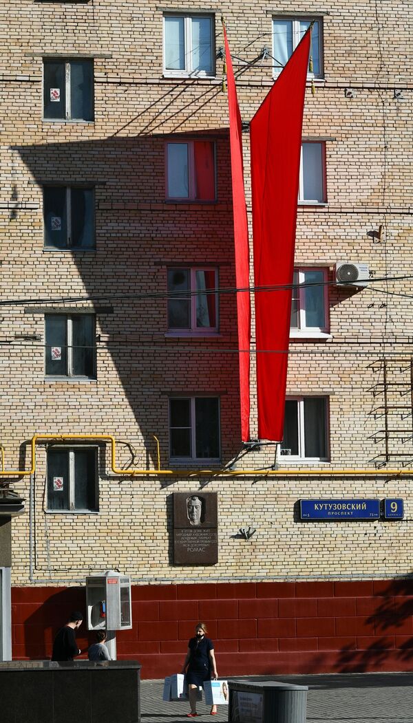 پرچم ها روی دیوار خانه های مسکونی در خیابان کوتوزوف در مسکو - اسپوتنیک ایران  