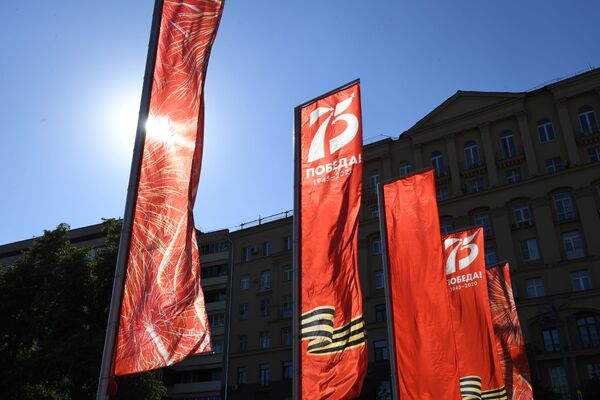 پرچم ها با نشان «پیروزی ۷۵» در میدان پوشکین در مسکو - اسپوتنیک ایران  