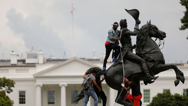معترضین در واشنگتن در تلاش برای پایین کشیدن مجسمه اندرو جکسون در میدان لافایت در کاخ سفید - اسپوتنیک ایران  