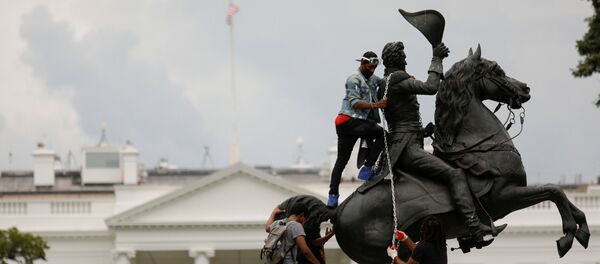 در آمریکا معترضین تندیس مخالف برده داری را پایین کشیدند - اسپوتنیک ایران  