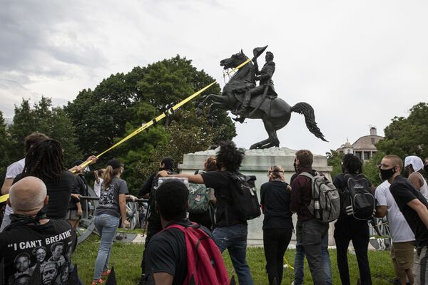 معترضین در واشنگتن در تلاش برای پایین کشیدن مجسمه اندرو جکسون در میدان لافایت در کاخ سفید - اسپوتنیک ایران  