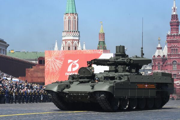 ماشین رزمی پشتیبانی از تانک ها ترمیناتور در رژه نظامی به افتخار 75 ـ مین سالگرد پیروزی بر آلمان نازی در میدان سرخ مسکو  - اسپوتنیک ایران  