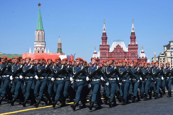 سربازان در رژه نظامی به افتخار 75 ـ مین سالگرد پیروزی بر آلمان نازی در میدان سرخ مسکو - اسپوتنیک ایران  