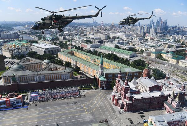 بالگردهای چند منظوره میل 8 در رژه نظامی به افتخار 75 ـ مین سالگرد پیروزی بر آلمان نازی در میدان سرخ مسکو - اسپوتنیک ایران  
