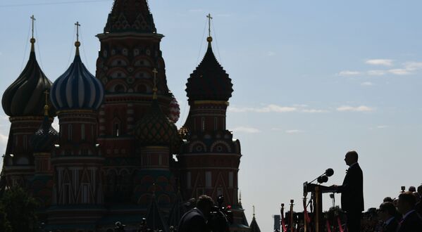 سخنرانی ولادیمیر پوتین ، رئیس جمهور روسیه در رژه نظامی به افتخار 75 ـ مین سالگرد پیروزی بر آلمان نازی در میدان سرخ مسکو  - اسپوتنیک ایران  