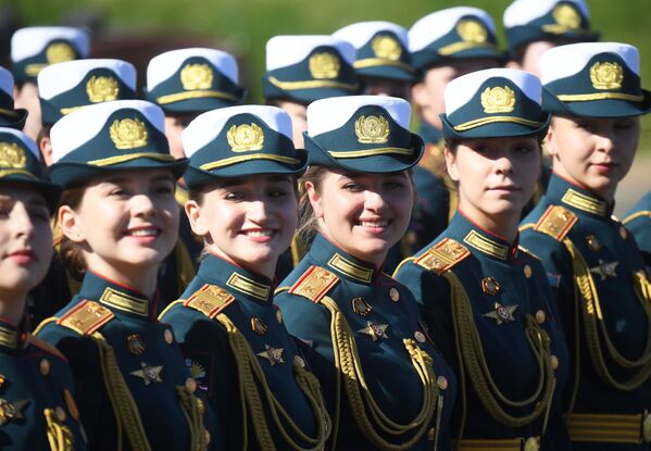 سربازان در آستانه آغاز رژه نظامی به افتخار 75 ـ مین سالگرد پیروزی بر آلمان نازی در میدان سرخ مسکو - اسپوتنیک ایران  