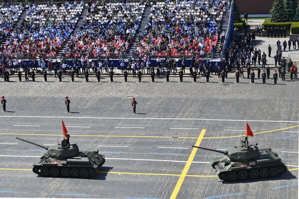 تانک های تی ـ 34 ـ 85 در رژه نظامی به افتخار 75 ـ مین سالگرد پیروزی بر آلمان نازی در میدان سرخ مسکو - اسپوتنیک ایران  