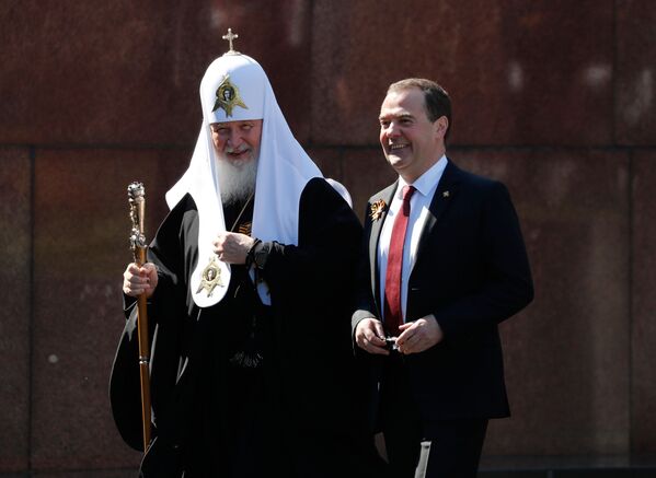 دمیتری مدودف، نایب رئیس شورای امنیت روسیه و کریل، رهبر کلیسای ارتدکس روس در رژه نظامی به افتخار 75 ـ مین سالگرد پیروزی بر آلمان نازی در مسکو  - اسپوتنیک ایران  