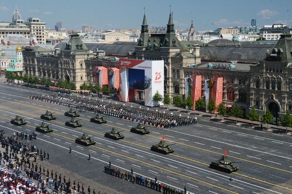 تانک های تی ـ 34 ـ 85 در رژه نظامی به افتخار 75 ـ مین سالگرد پیروزی بر آلمان نازی در میدان سرخ مسکو - اسپوتنیک ایران  