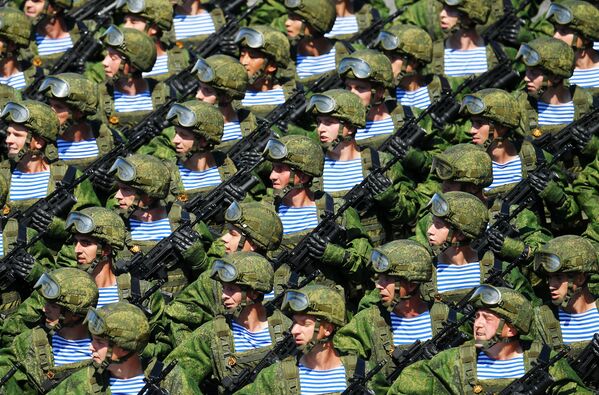 سربازان در  رژه نظامی به افتخار 75 ـ مین سالگرد پیروزی بر آلمان نازی در میدان سرخ مسکو - اسپوتنیک ایران  