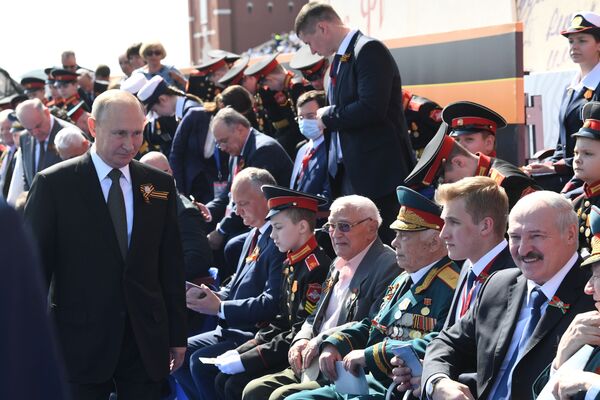 ولادیمیر پوتین، رئیس جمهور روسیه در آستانه آغاز رژه نظامی به افتخار75 ـ مین سالگرد پیروزی بر آلمان نازی در مسکو - اسپوتنیک ایران  