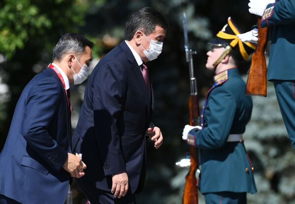 سورنبای جینبکف،رئیس جمهور قرقیزستان در مجموعه کرملین مسکو در آستانه آغاز رژه نظامی به افتخار75 ـ مین سالگرد پیروزی بر آلمان نازی در مسکو - اسپوتنیک ایران  