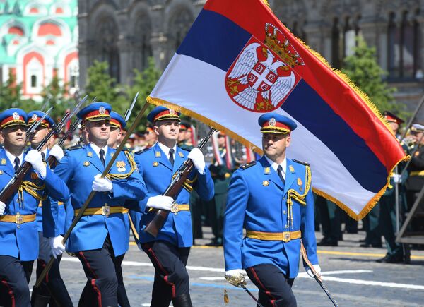 سربازان ارتش صربستان در رژه نظامی به افتخار75 ـ مین سالگرد پیروزی بر آلمان نازی در مسکو - اسپوتنیک ایران  